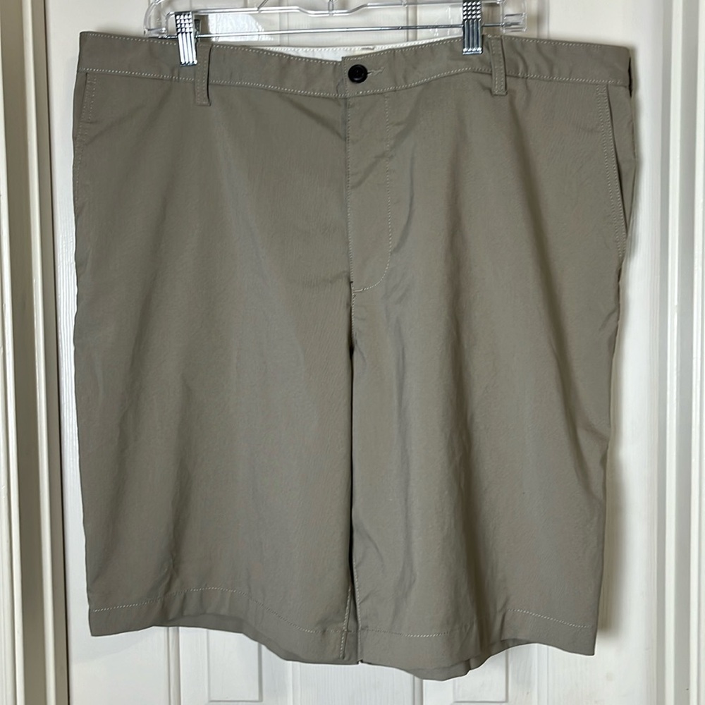 Dockers • Men’s Waterless Khaki Shorts • Waist 42